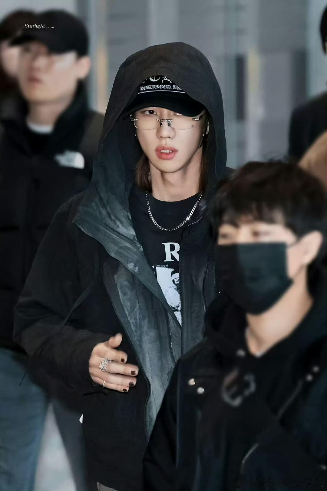 徐明浩无框眼镜好A 永远可以相信徐明浩的穿搭！小八太酷啦～ 