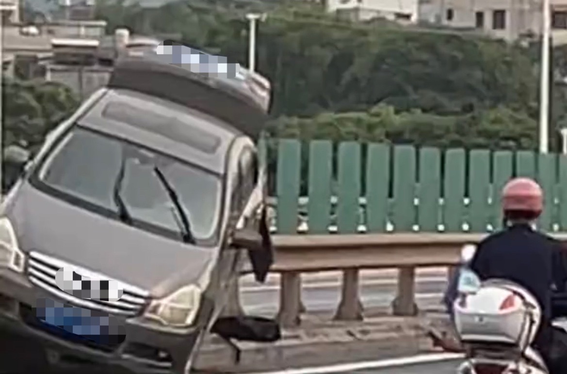 【玉林北流二桥小车撞到路中间的隔离护栏上】8月15日，玉林市北流二桥一辆小车被撞