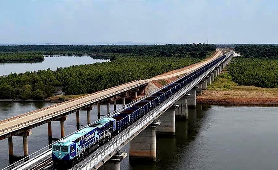 新加坡媒体：几内亚西芒杜铁矿：中国速度征服世界。
2025年，西芒杜铁矿首批铁矿