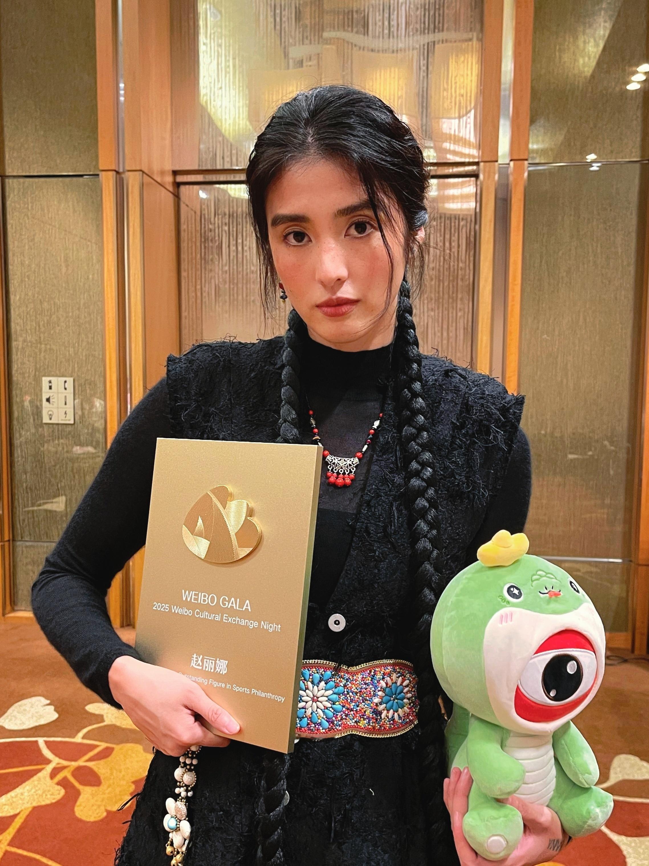 很荣幸获得“微博新加坡年度体育慈善卓越人物”奖🏅其实，星球计划足球公益的最新一