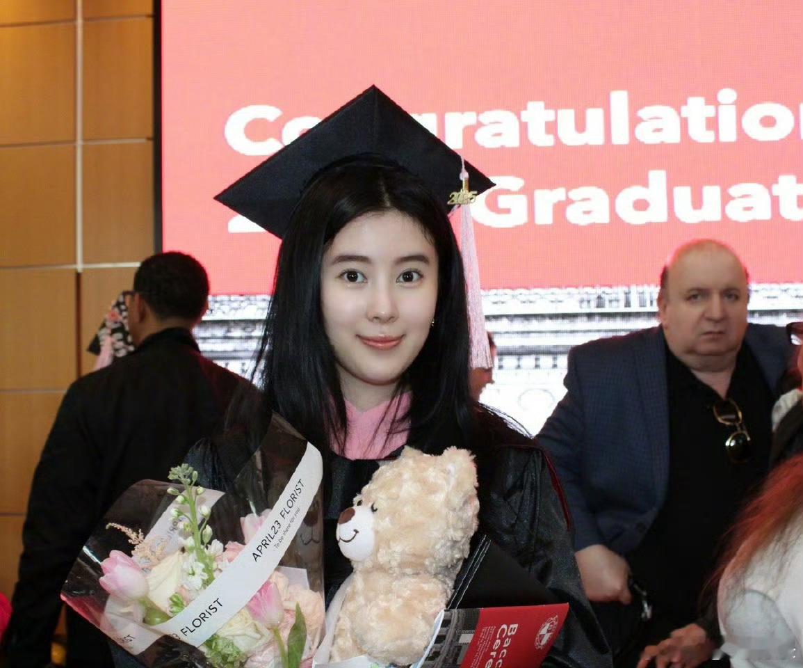 杨子女儿伯克利音乐学院毕业杨子22岁女儿杨海润，漂亮且优秀！从小跟随母亲居住在加
