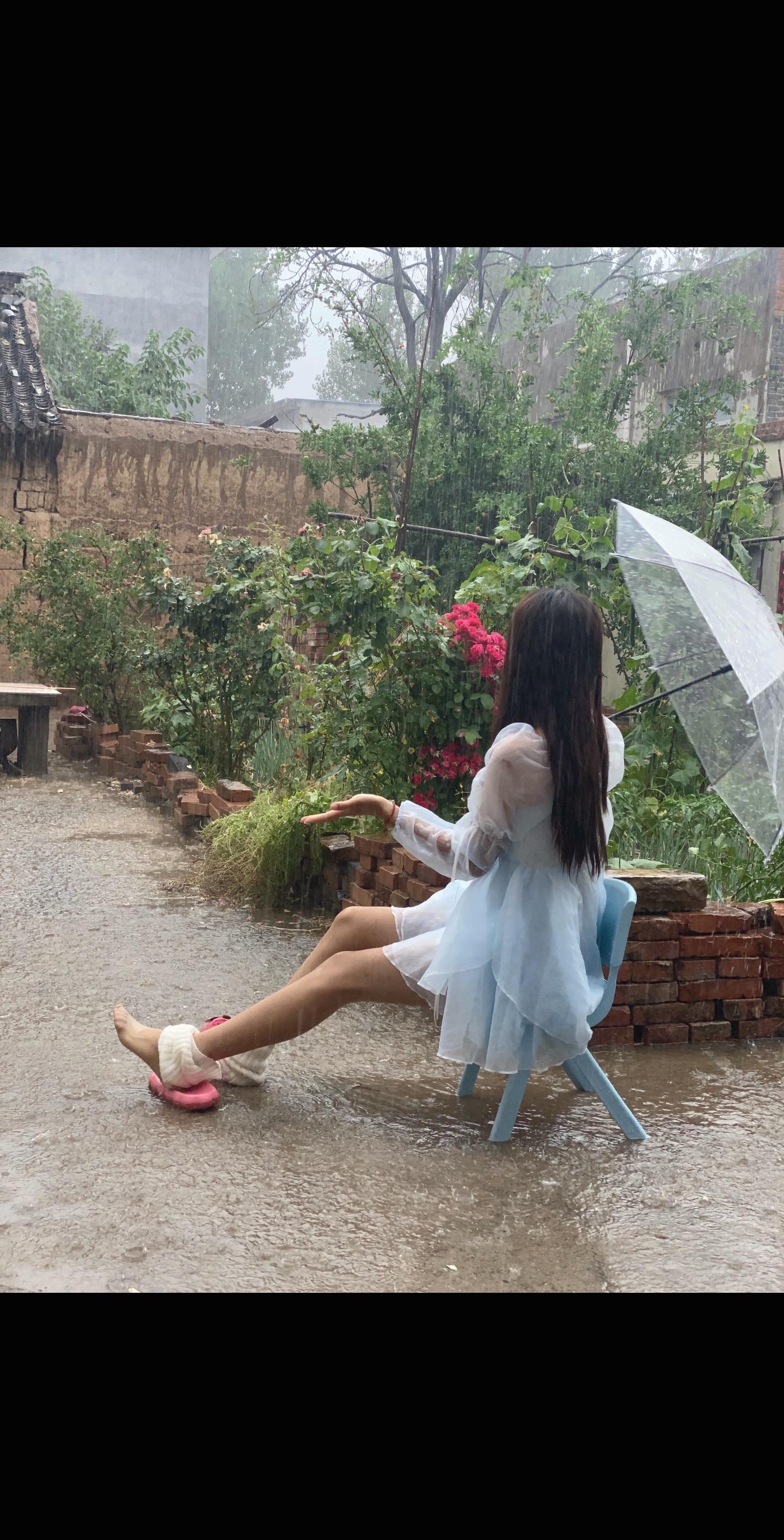 这一刻不是躲雨 而是享受下雨天