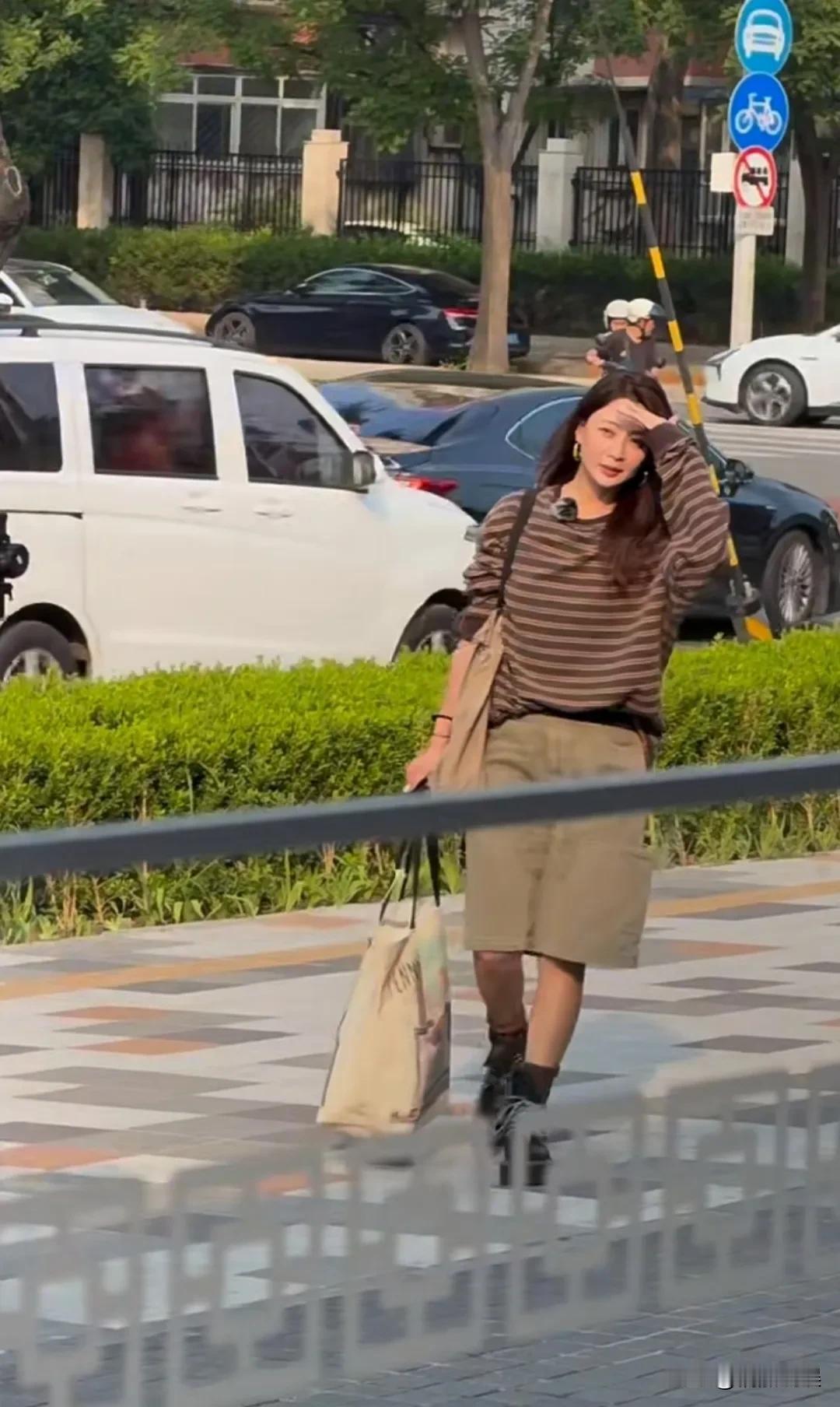 殷桃现身参加综艺《花少》，生图好年轻啊，不像是奔五的人。
47岁的殷桃，卷发披肩