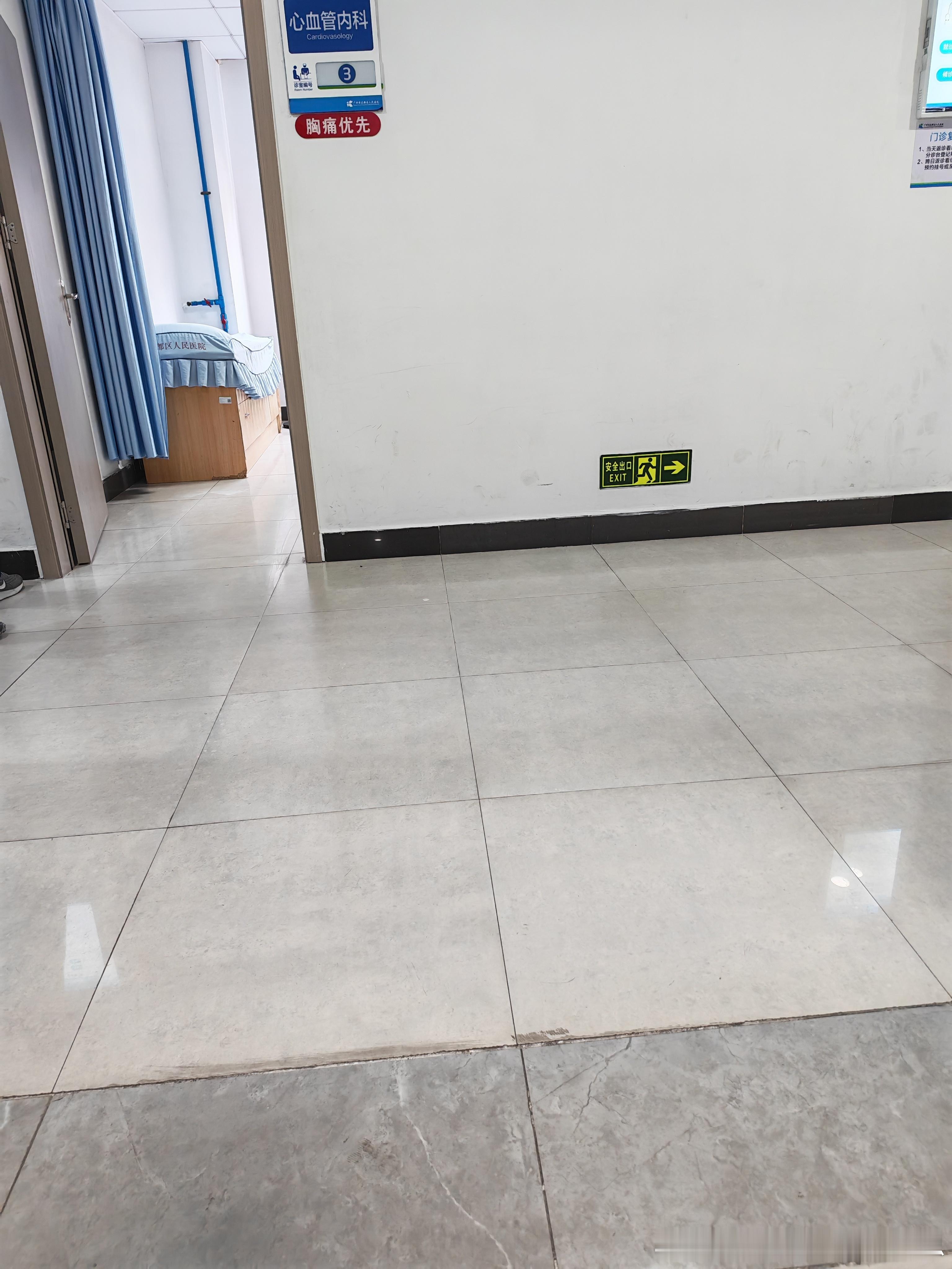 已陪老妈在医院等号了，上次才复查过，但心里还是七上八下的。希望结果一切都好，老妈