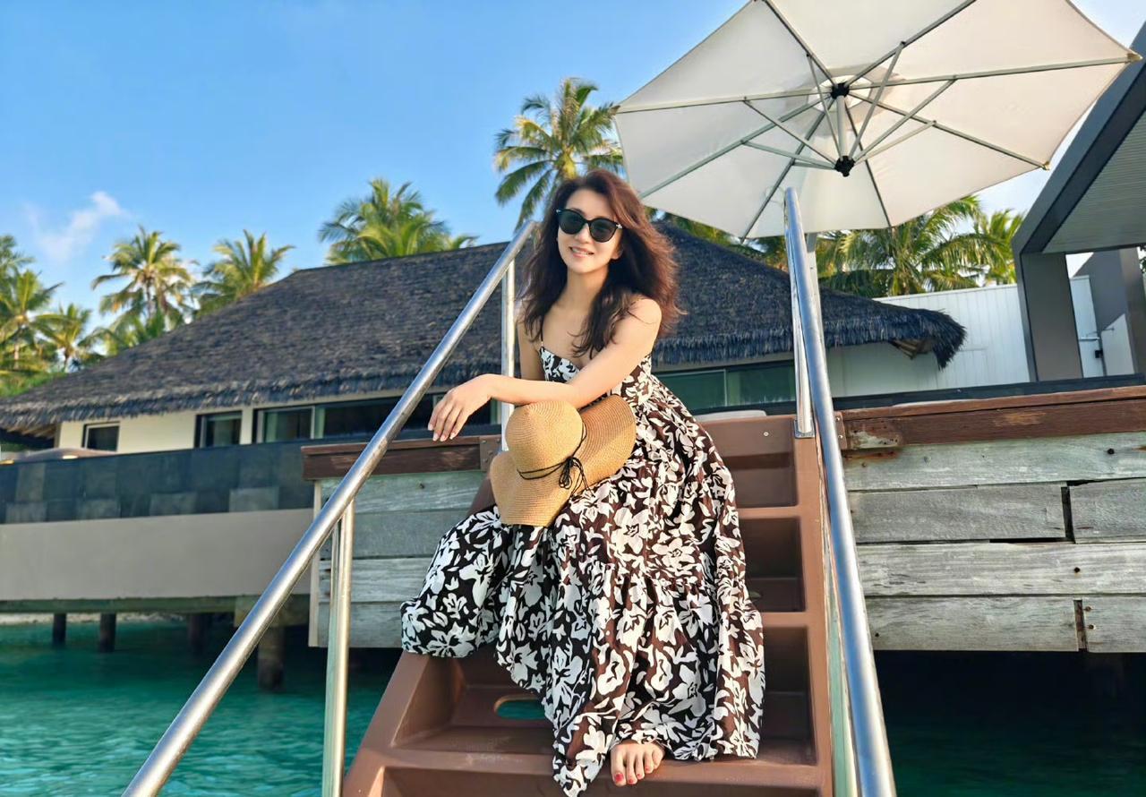 陈好泰国之旅，照片里陈好是穿印花吊带裙的，那是夏天的模样，美呆了！

不得不说，