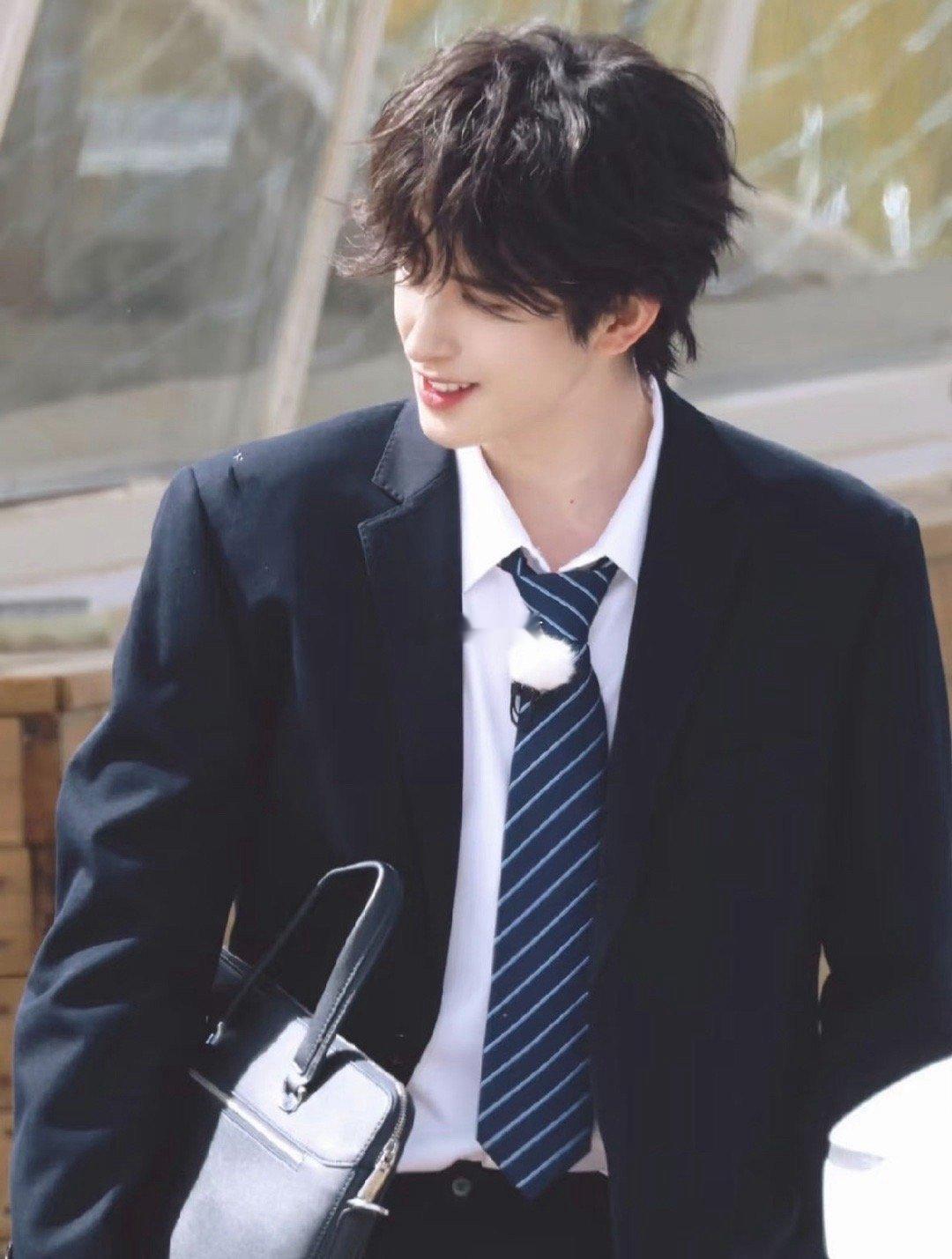 敖瑞鹏转身的这两秒奔跑吧 敖瑞鹏雪山前的转身太惊艳！正脸帅气，侧颜优美，转身后的