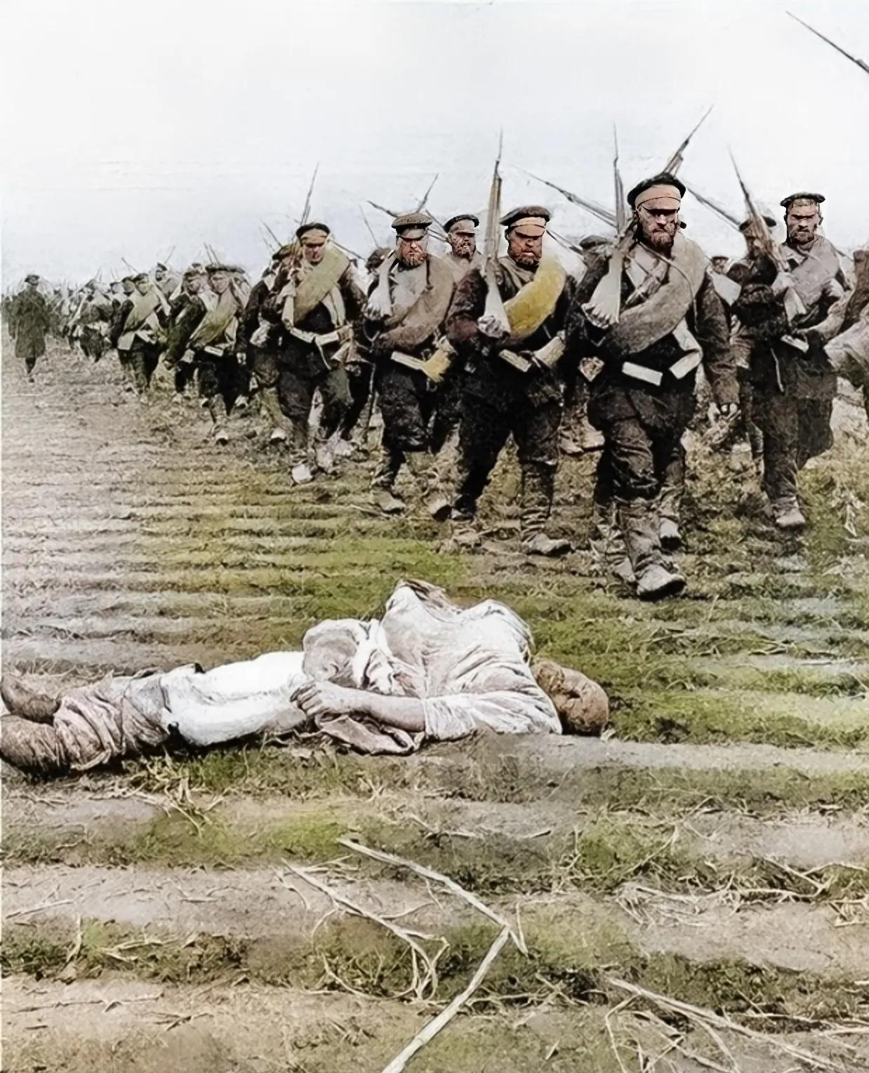 1905年，日俄战争期间，我国东北境内，俄军第一集团军的士兵们，行走在田埂上，旁