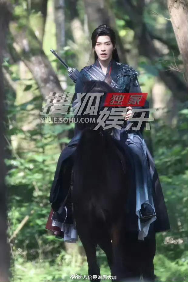 #龚俊暗河传单手骑马路透#噢哦莫哦莫又有新物料了啊！龚俊在电视剧《暗河传》的片场