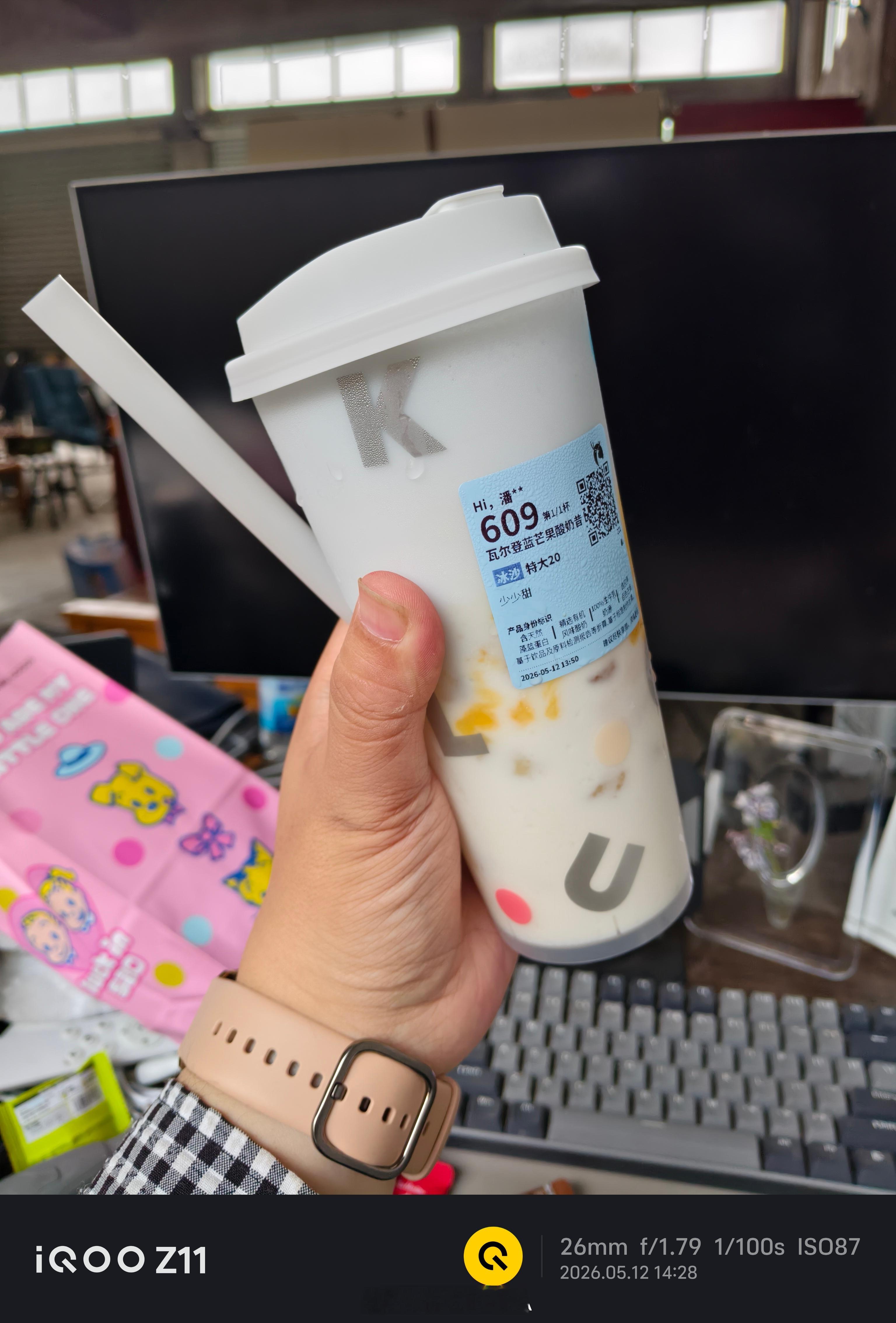 好久没喝瑞幸了试下瑞幸新品芒果酸奶。感觉有点齁甜本身酸奶太甜了… 