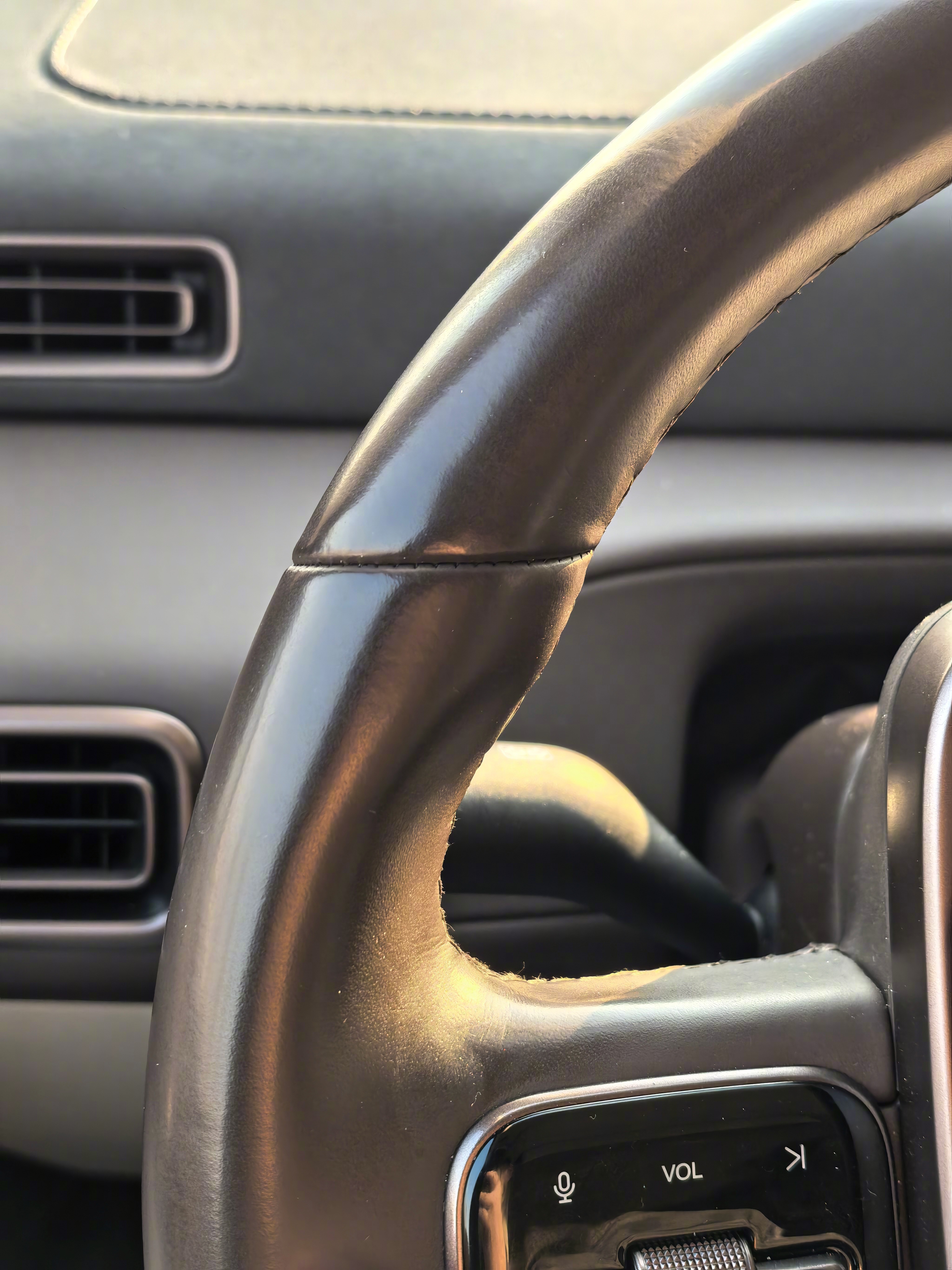 我家MEGA，马上2年了，开了6万公里，日常司机主要接送家人用，这方向盘被盘的油