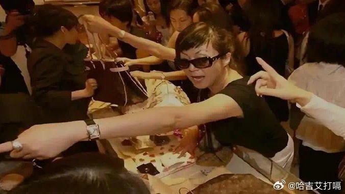 凤凰新闻【金价暴跌，历史重演，这一次，你还要当被套牢的“中国大妈”吗？】编辑：财