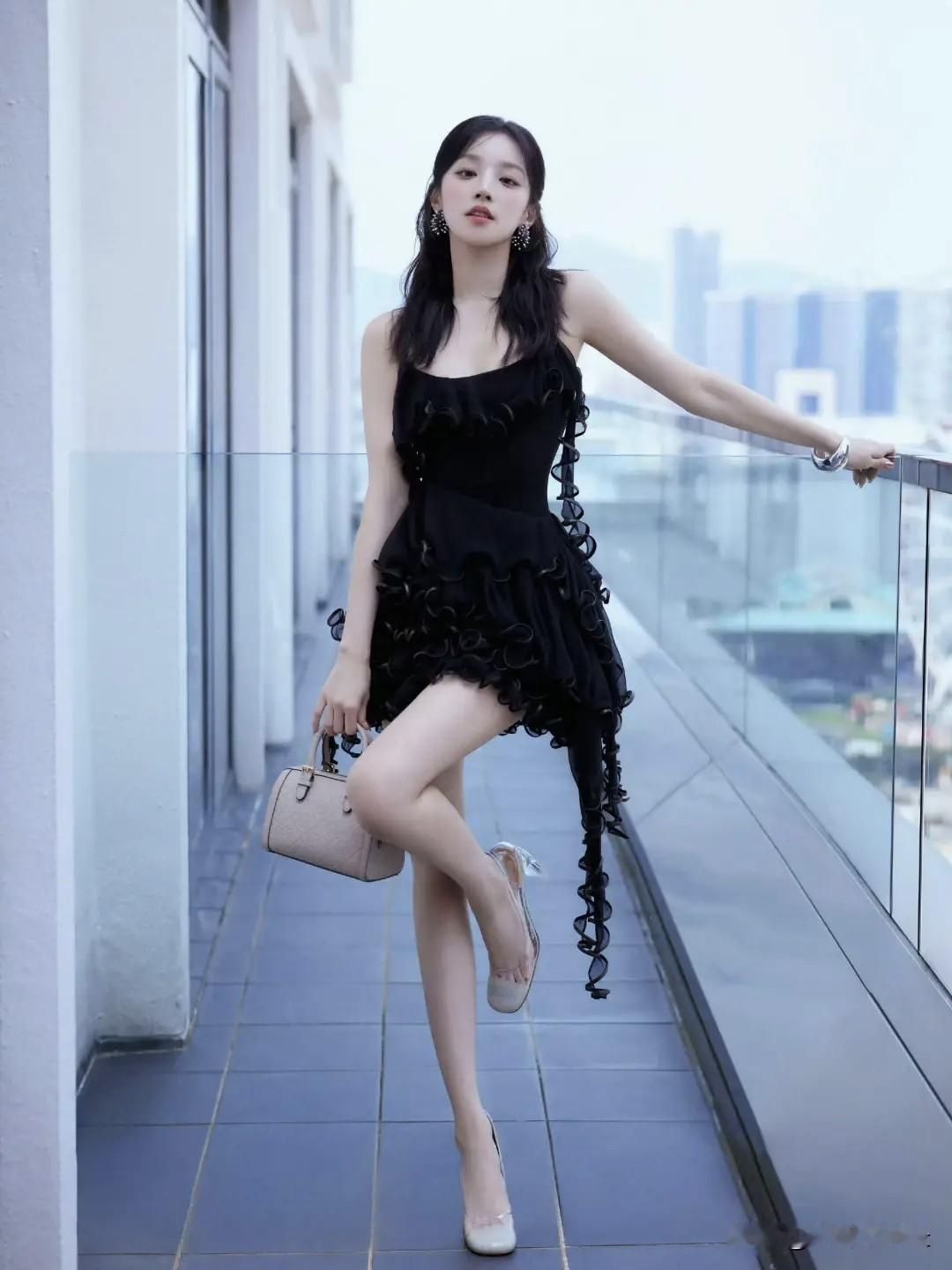 枫叶🍁宋雨琦 | 用一身黑褶皱裙+透明高跟，穿出俏皮与精致。今年春天最想实现的