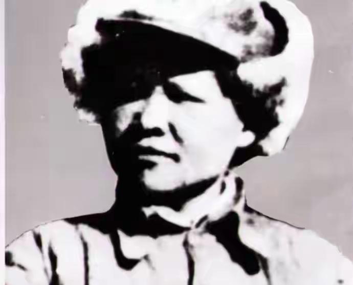 1940年，怀孕3个月的女战士李林被日军围攻，她只能退到庙里。然而，等日兵破门而