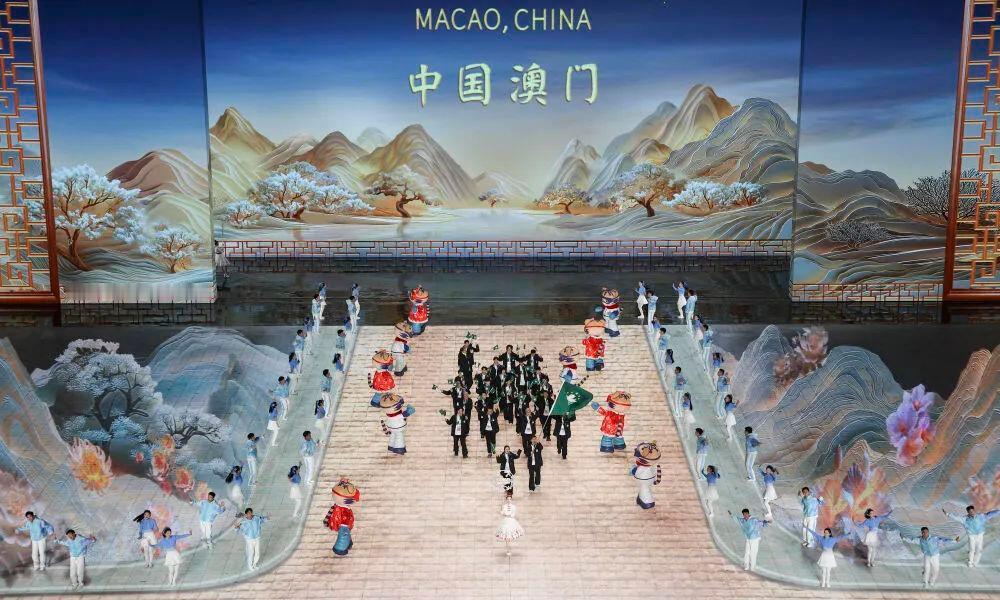 亚冬会的赛场上，中国队的运动员们就像一群无畏的勇士，向着胜利的方向全力冲刺。中国