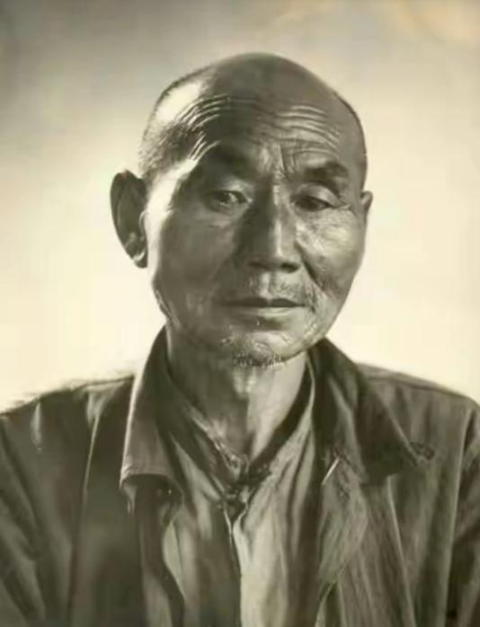 1937年，南京一个院子里，跪着十几名中国人，两个日军正在挨个砍头。突然，一个1