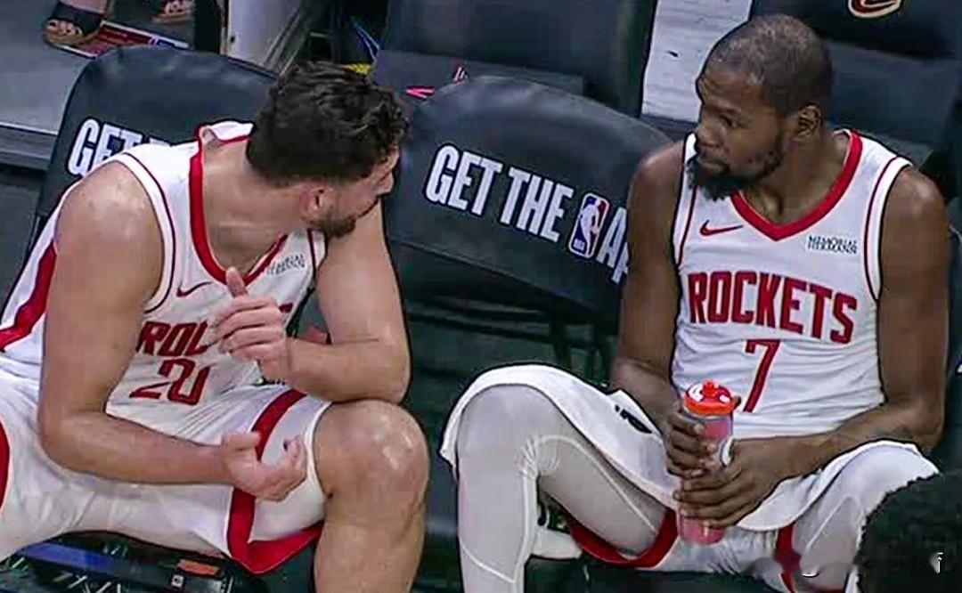 又给申京！又是绝杀未果！
上一场对阵掘金的比赛中，最后时刻绝平三分是申京出手的，