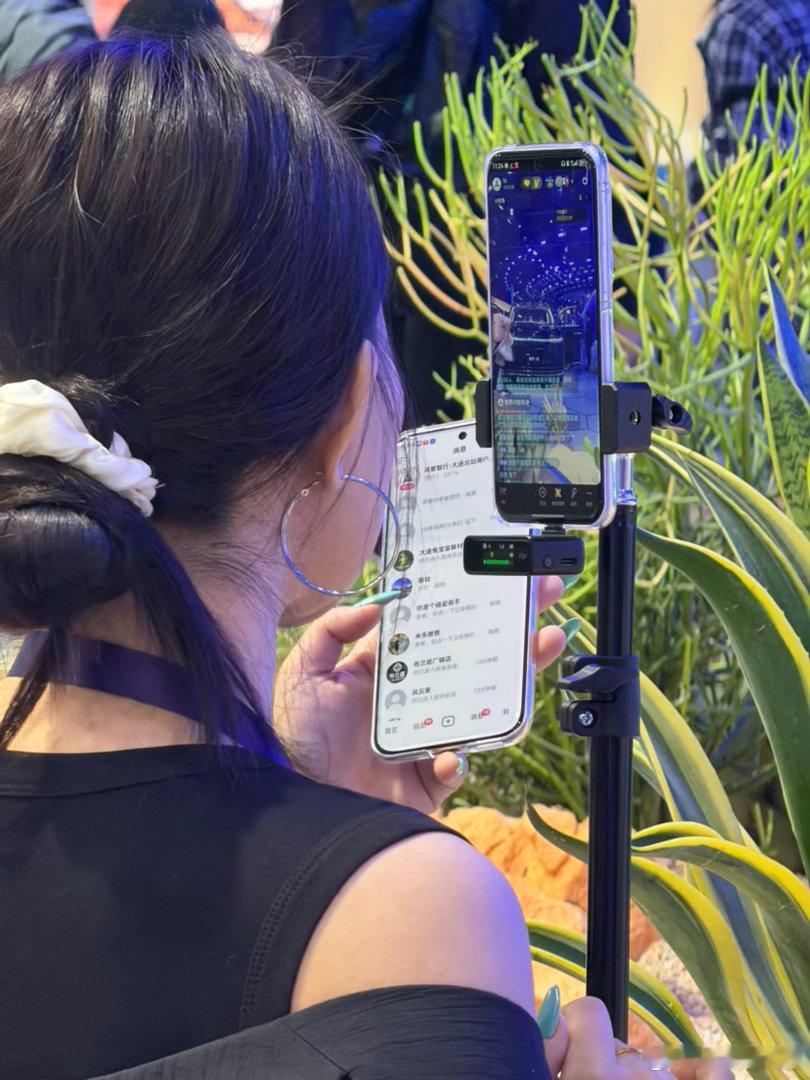 感觉车展上做直播的比录视频的人多 一个个嘴里都喊着：老板点一下关注，老板可以做一