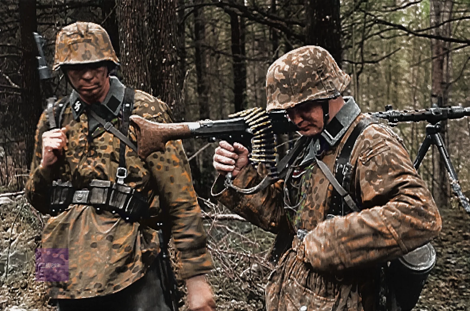 1941年秋天，在东线两名德国武装党卫队MG-34 机枪手。左边的士兵...