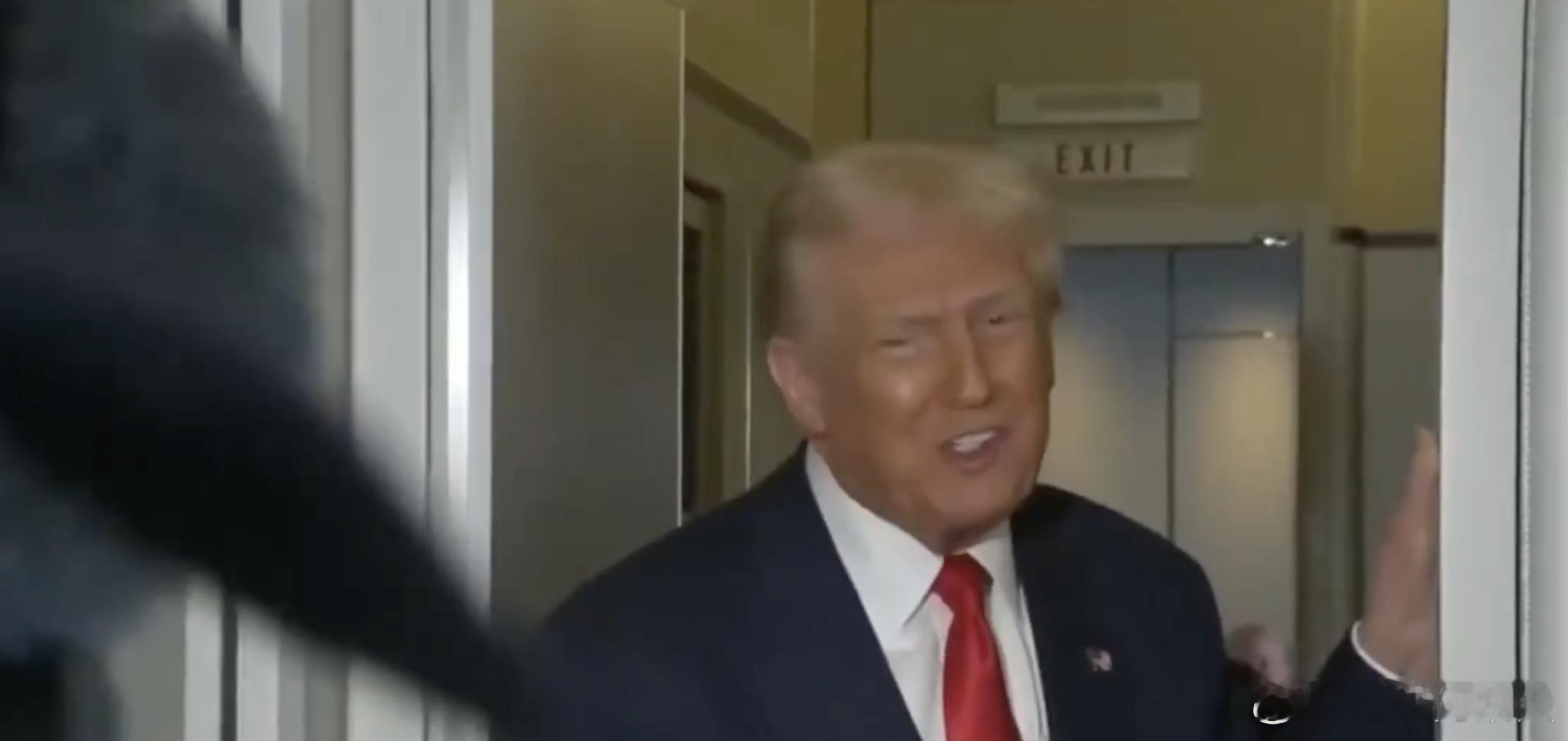 “采访已经够艰难了，更不用说你的生命受到威胁！”特朗普开玩笑称空军一号上的强烈颠