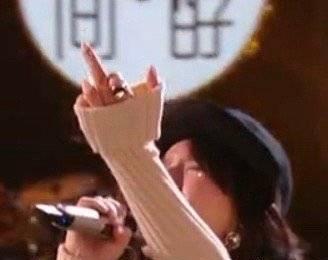 #张钰琪回应中指#本人解释了，角度问题，所以要么是她解释有问题，要么是我们眼睛有