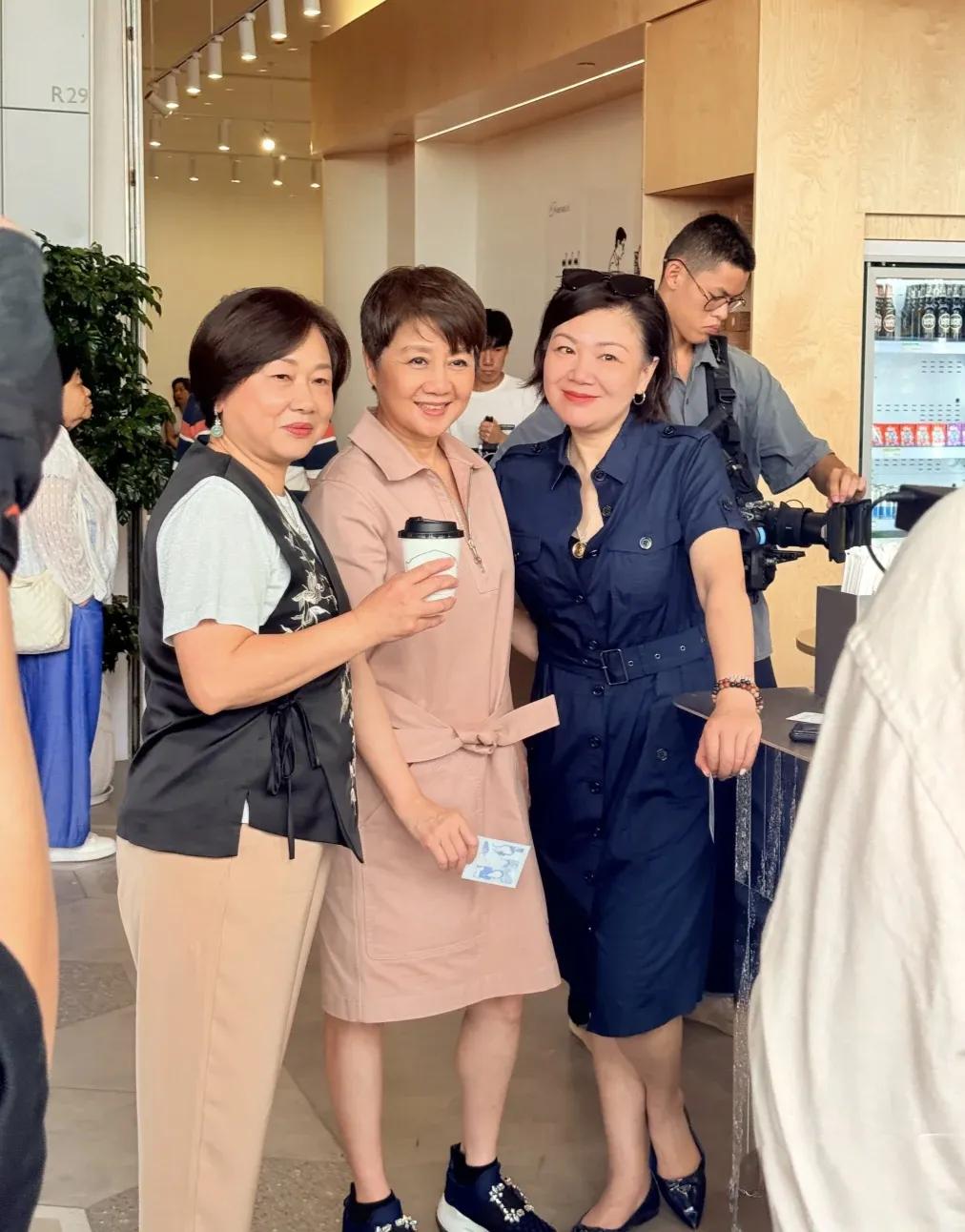 四太梁安琪现身澳门一家咖啡厅，她穿着连衣裙，留着一头棕色短发，个子挺矮的，脸很圆