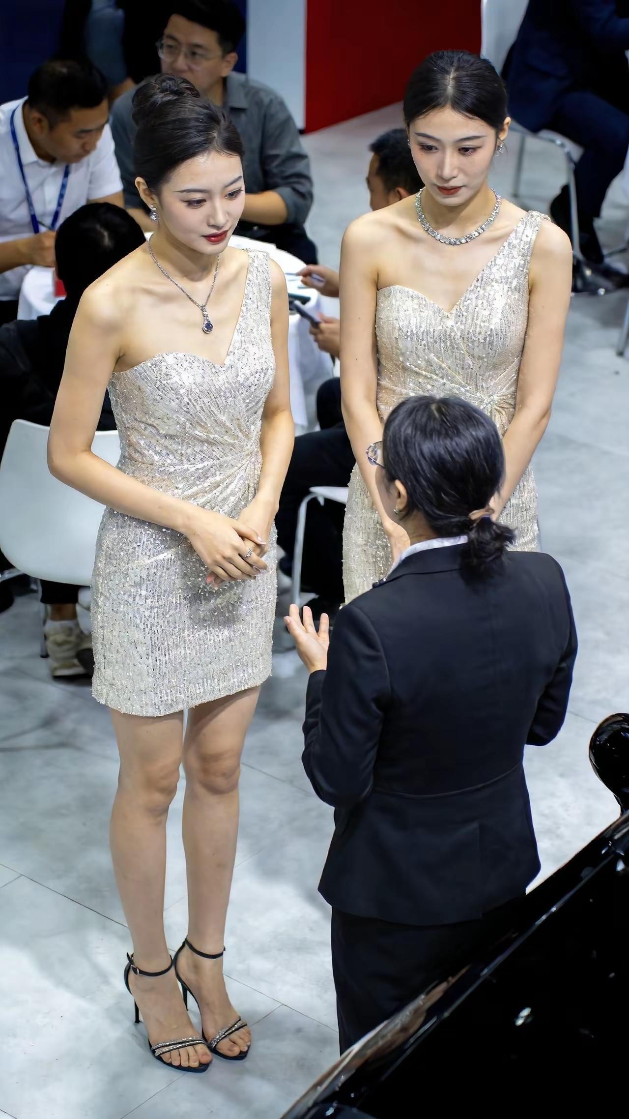 北京车展上的车模工作瞬间