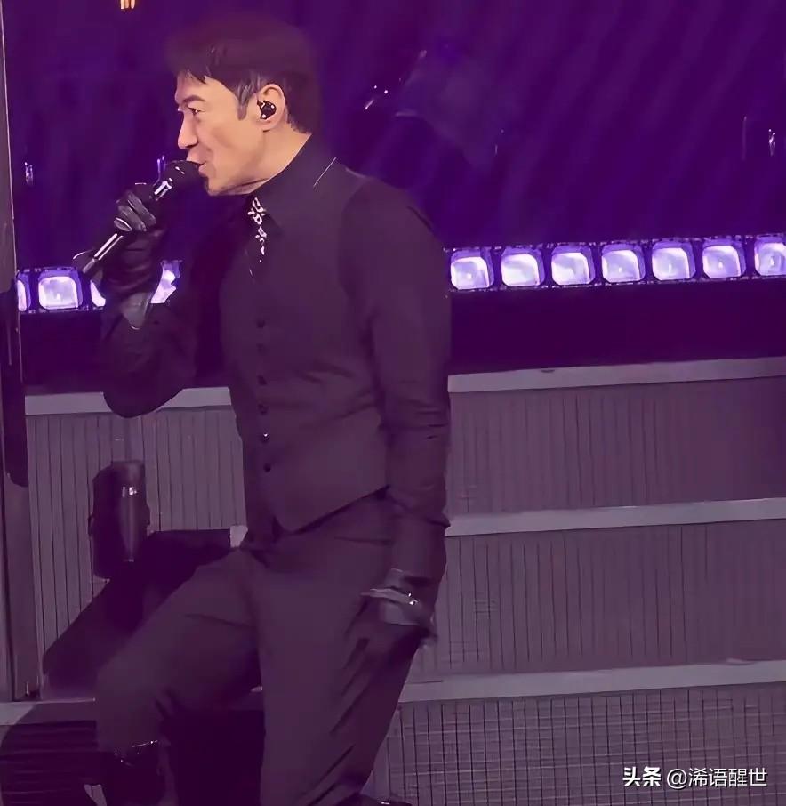 蔡康永当年采访黎明时，故意挖了个坑，问他不爱笑是不是因为不满意自己的牙齿，怎么回