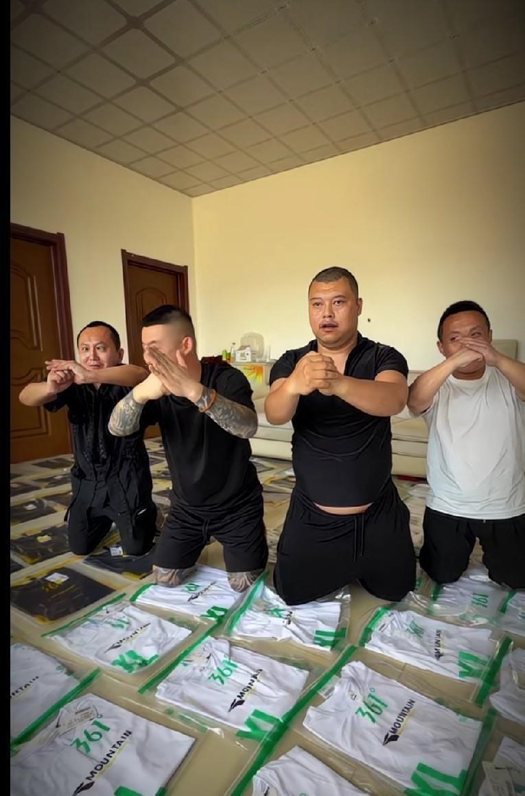 膝盖砸在地上的声音，隔着屏幕都觉得疼。
背景音乐放得震天响，旁边手机屏亮成一片，