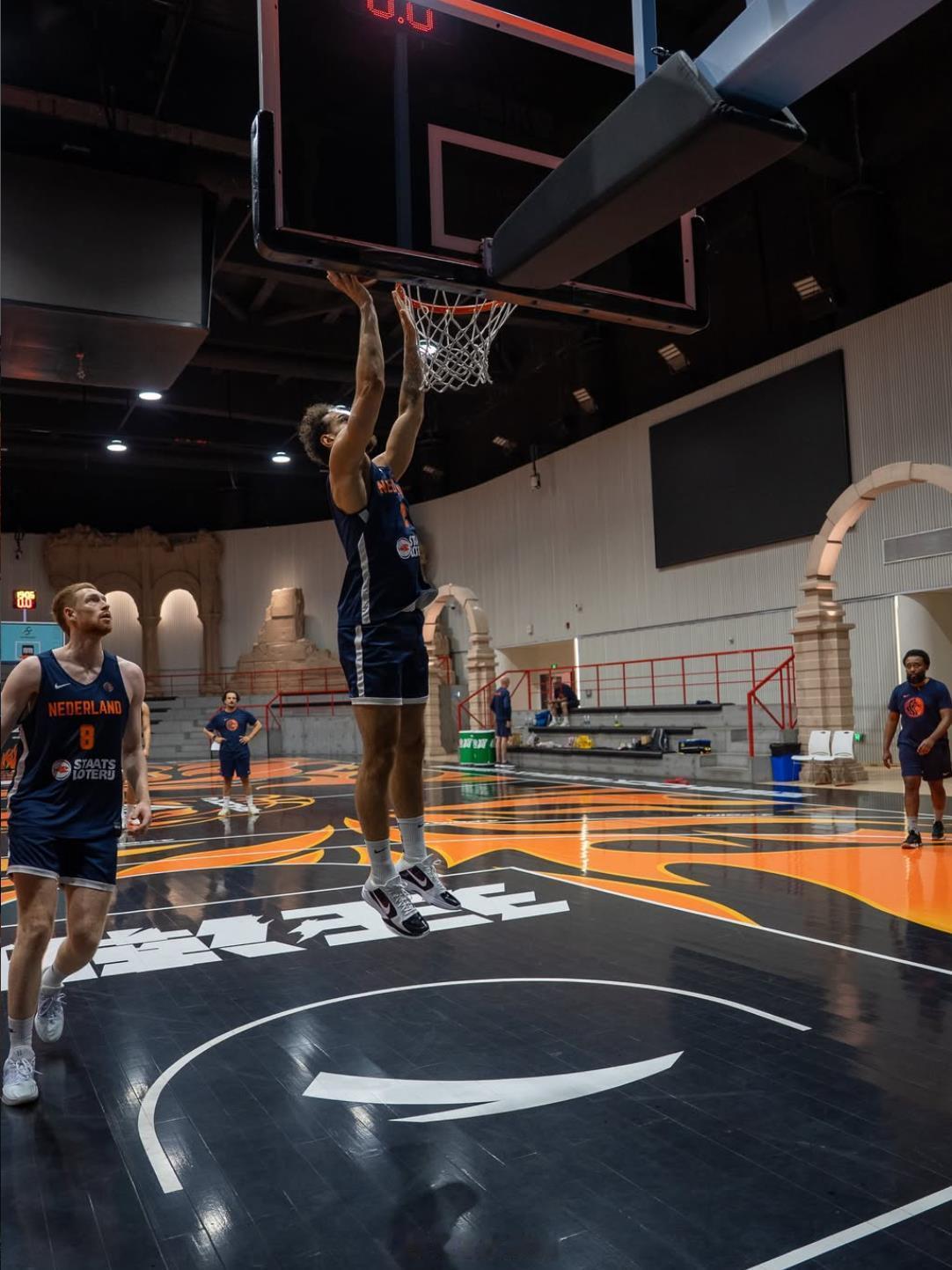 中国男篮中国男篮 中国男篮23日的热身对手，荷兰队连玩带练带看球，都没耽误。 