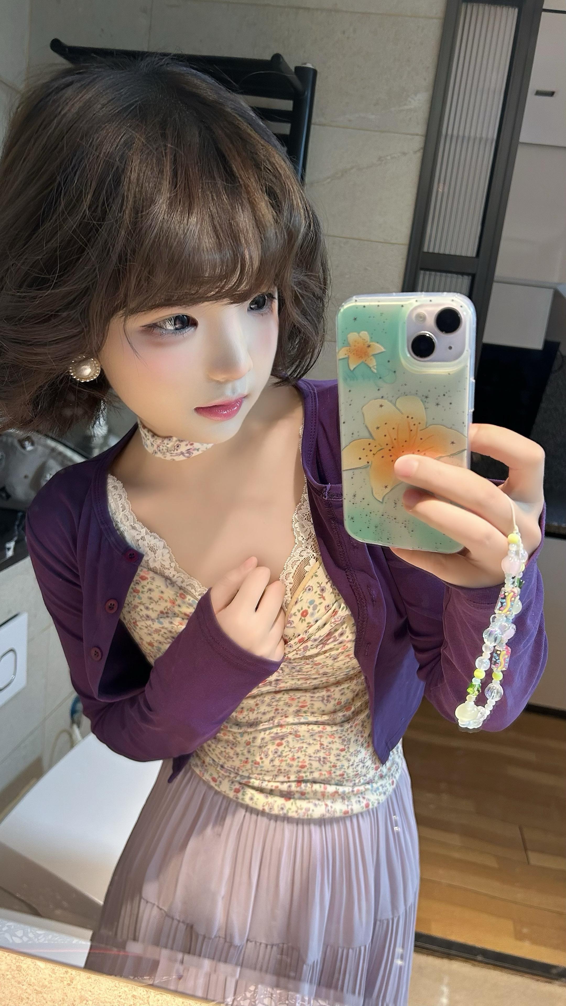 女孩子总是在年轻的时候追寻女人味，于是她们身上就会散发着一种稚气未脱的魅力感
