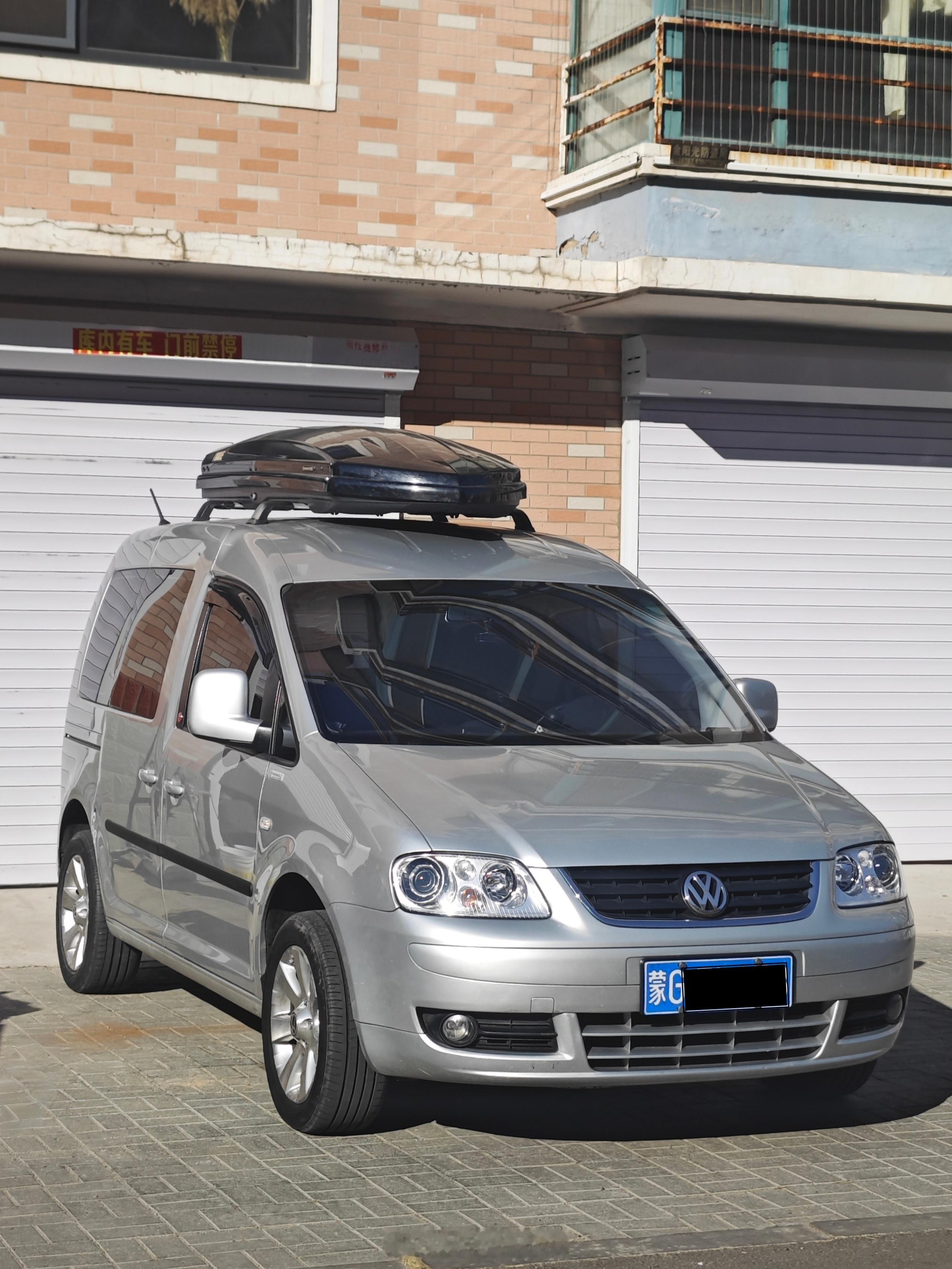 一汽大众开迪(CADDY MK3/ TYP 2K)，车主加装了黑顶箱配老途观轮毂