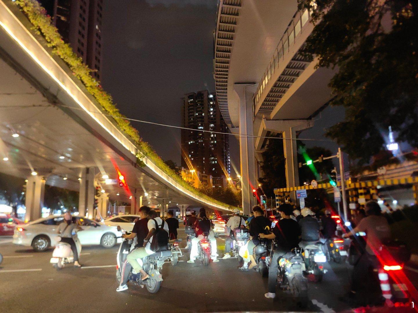 电鸡之城其他城市不知道在广州开电鸡开轿车或者走路都觉得很危险 广州