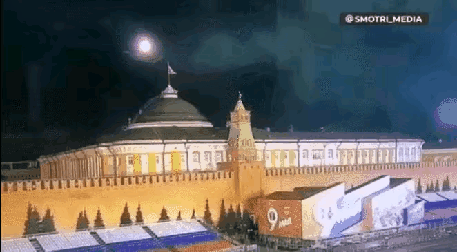 两架无人机袭击了俄总统官邸克里姆林宫，无人机爆炸后现场火光一片。俄罗斯声称这是乌