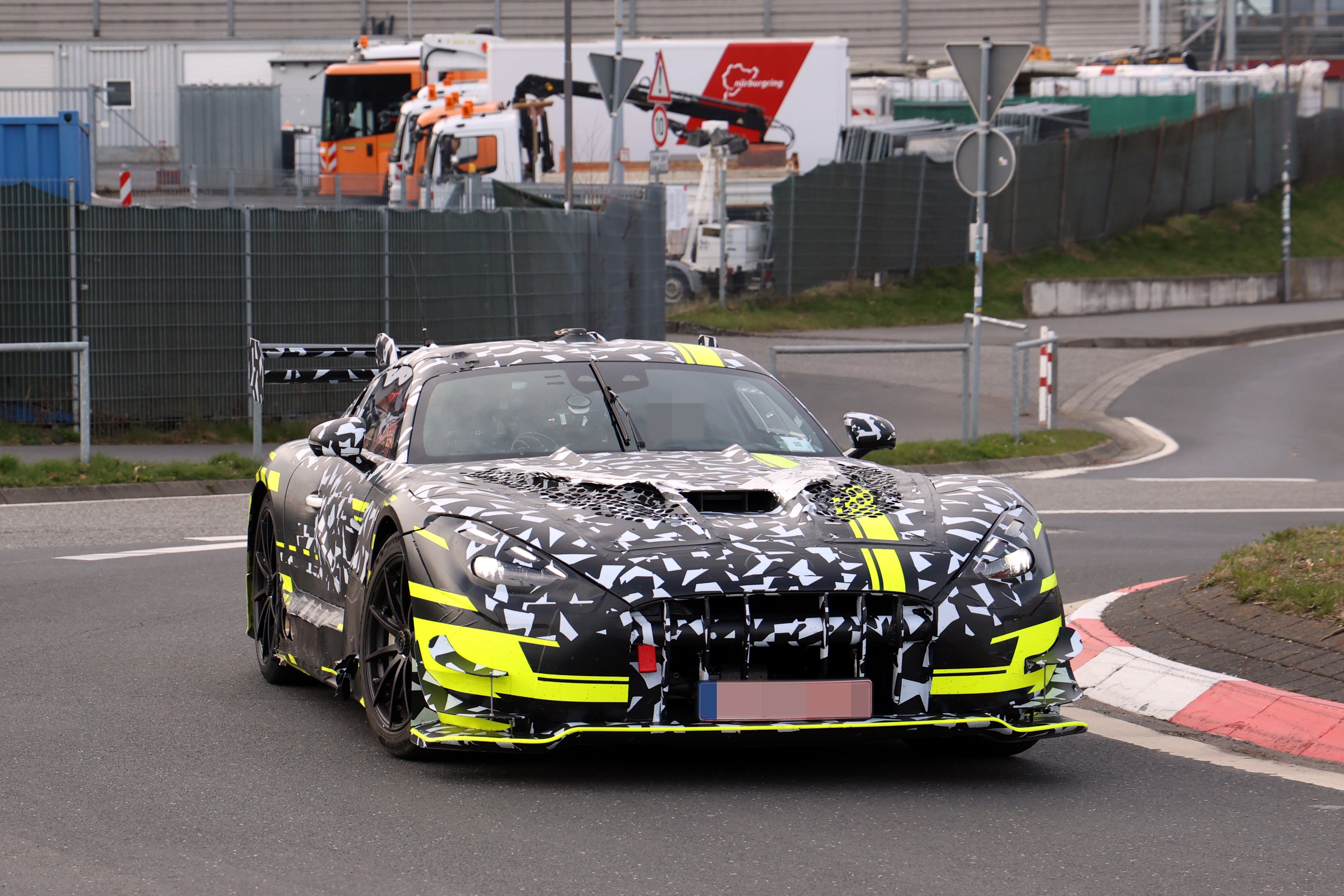 奔驰AMG GT 黑系/GT3，这么极致恐怕是上不了马路。 