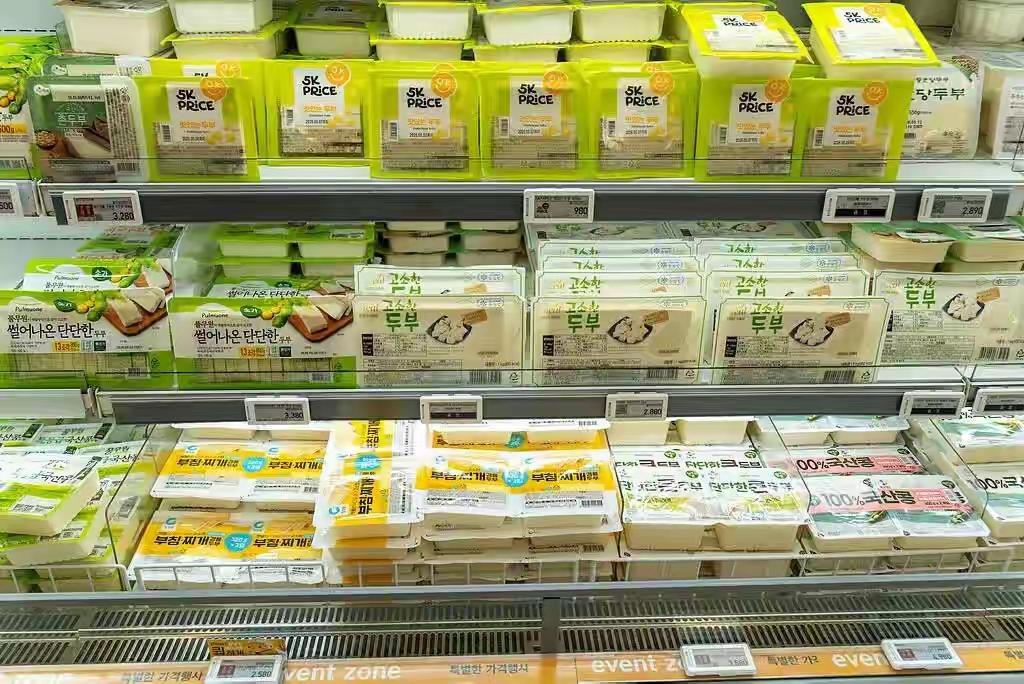 最近刷到韩国这波豆腐危机真的有点离谱，全球大豆都在堆积，结果韩国本土近1000家