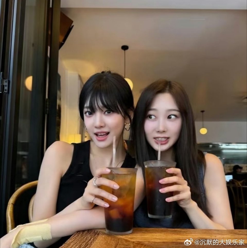 宁艺卓在自己房间开直.播有什么问题？好多不明白缘由的路人都以为这场是双人直.播，