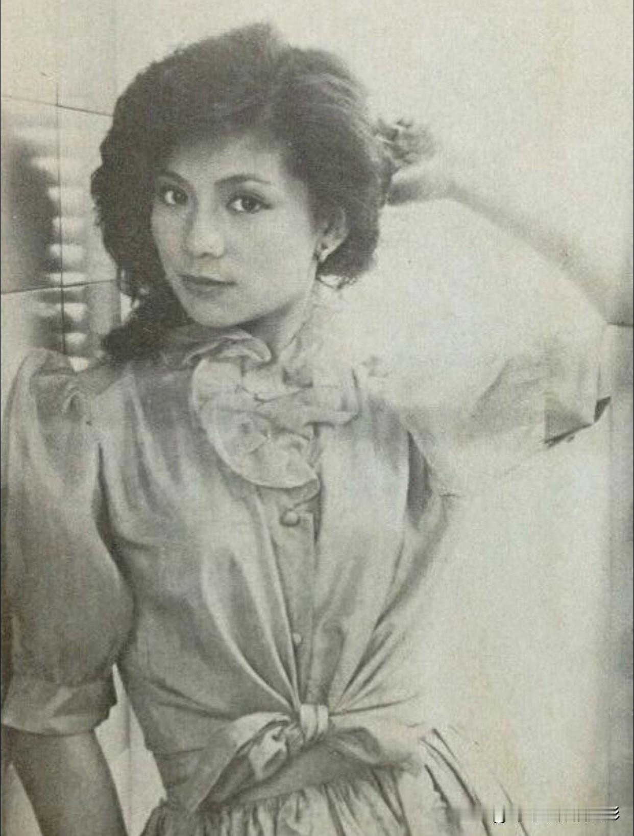 🧡永远的翁美玲
旧时光里的笑眼，像颗温软的糖，轻轻甜了岁月。你有没有喜欢多年的