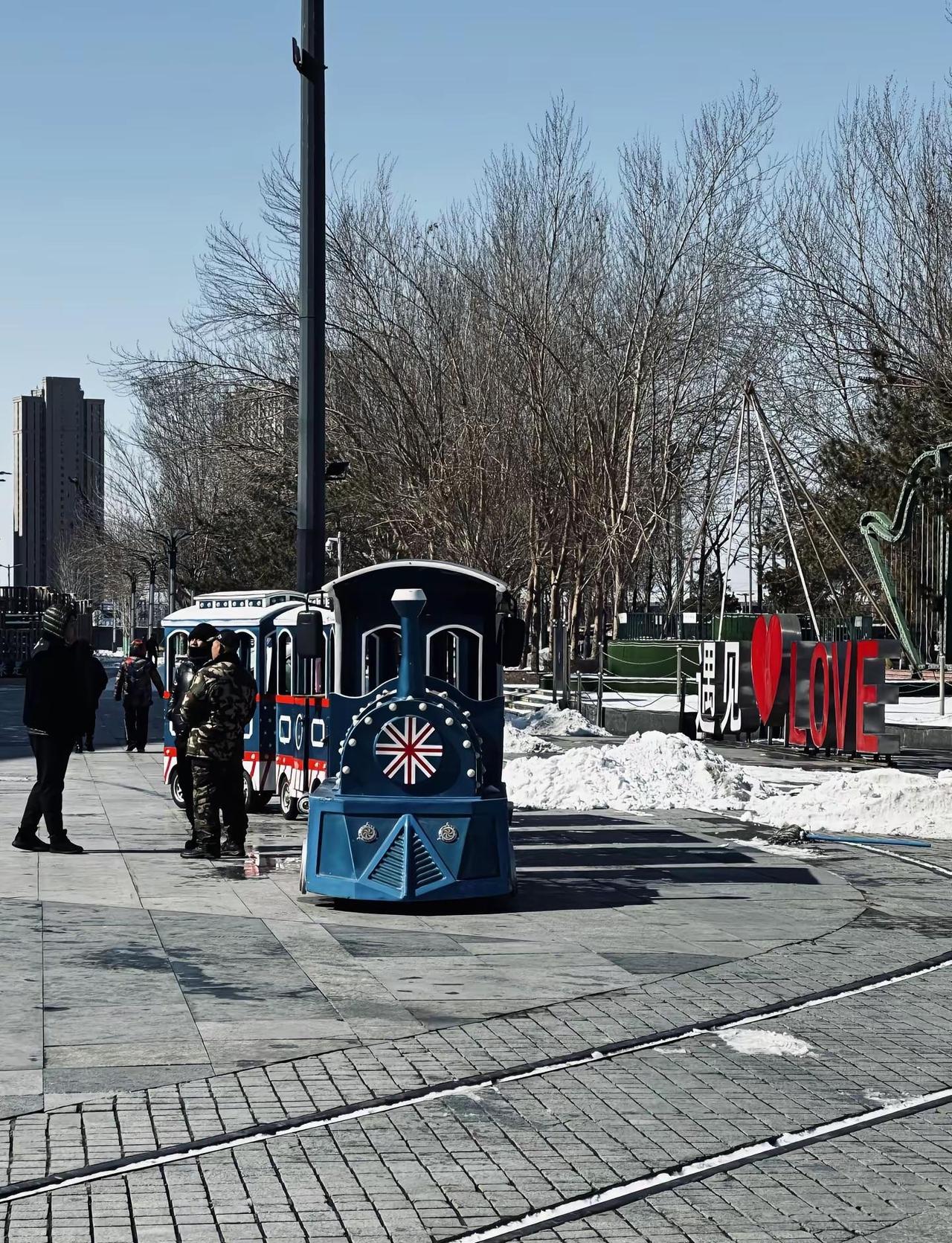 昨晚雪在下今早雪在化。现在是3月17日上午九点，哈尔滨天气很好。P1、P2为凌晨