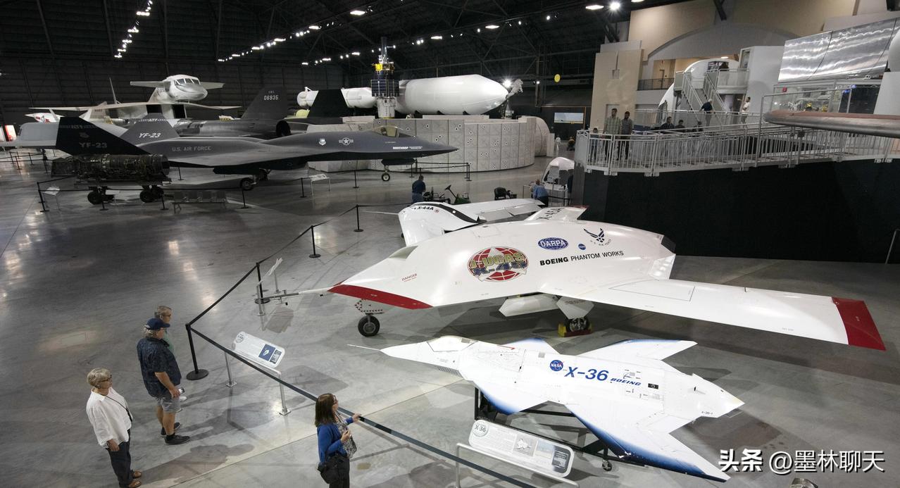 美国空军博物馆的X-45旁边，还并列展示着另外一架更小的飞机，机身上的标号是X-