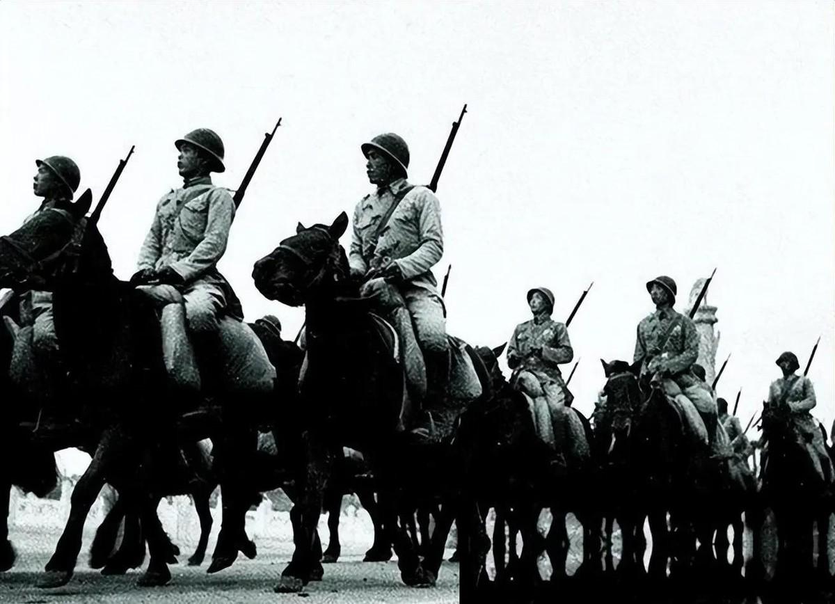 1950年2月5日凌晨的新疆昌吉，寒风刺骨。2500多名刚穿上解放军军装的骑兵，