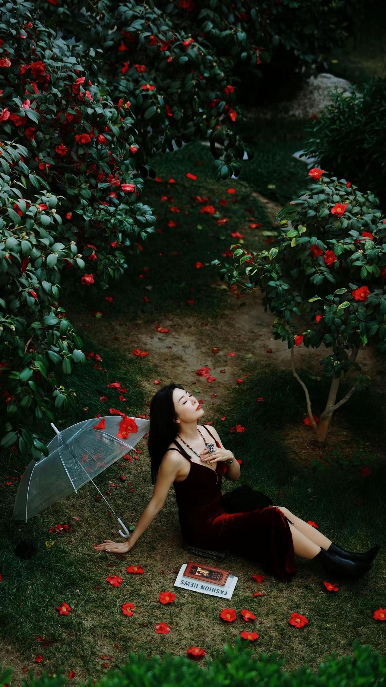 @楚楚. 🌸救命！这片花海里藏着仙女吧！💃 花瓣落满身的瞬间，连呼吸都带着甜