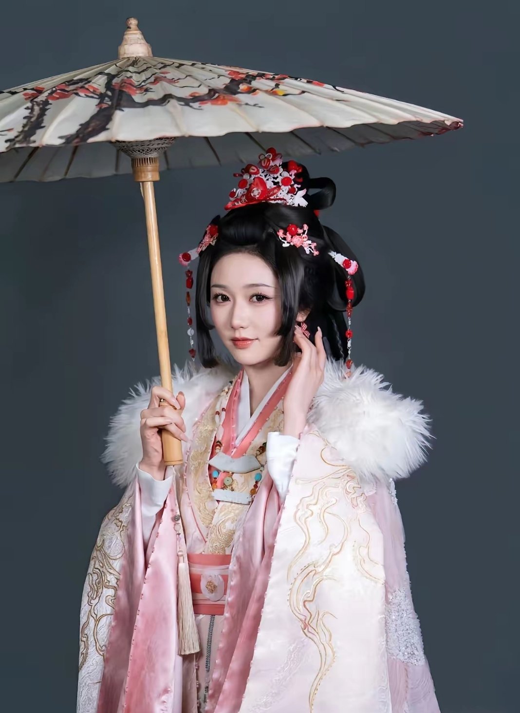 岳雨婷这次巴黎看秀真没白去，直接火出圈，连不看短剧的人都知道她了。 