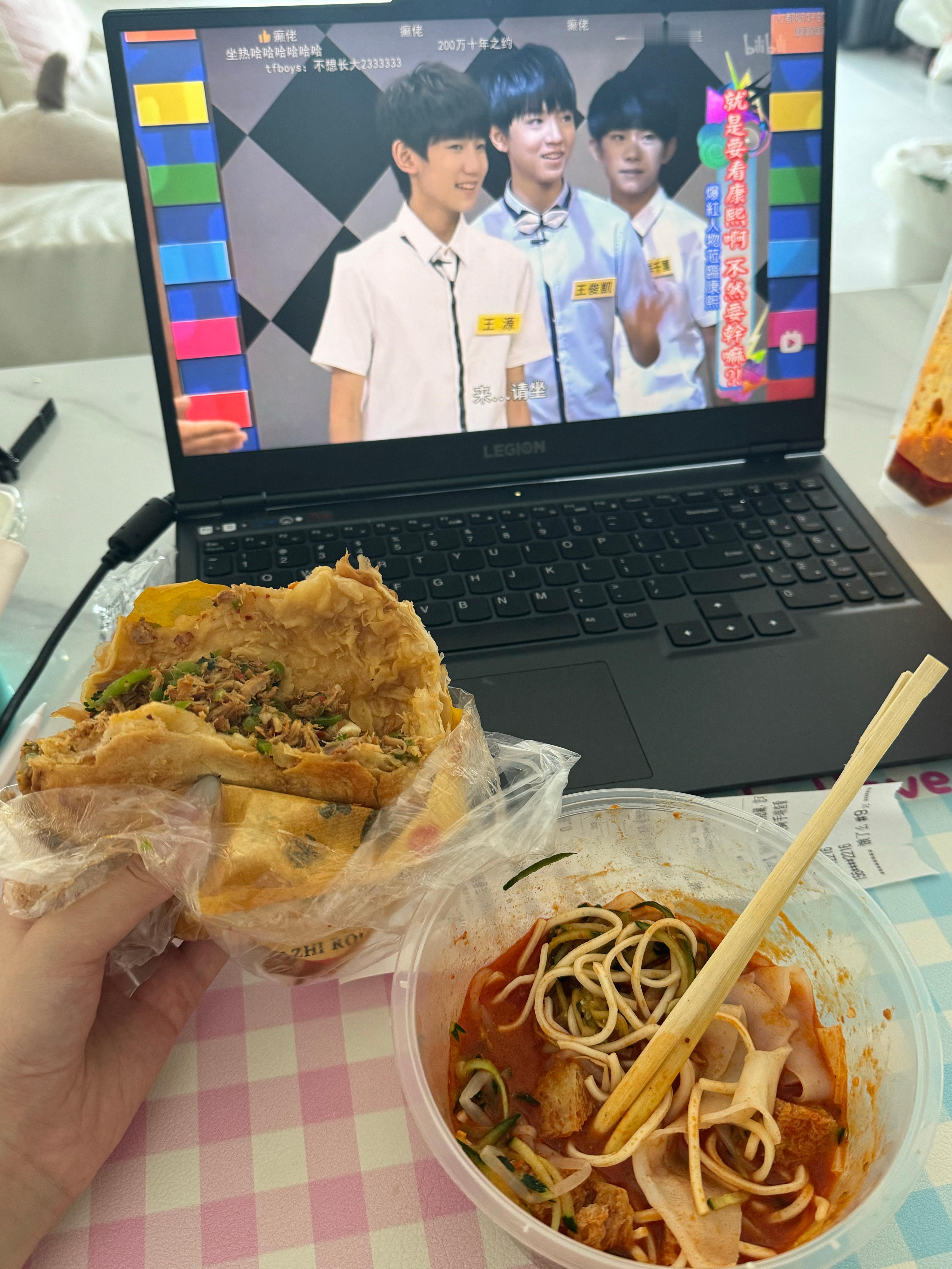 看康熙突然看到他们三个了哈哈哈哈哈 这个时候还比我小[哈哈] ​​​