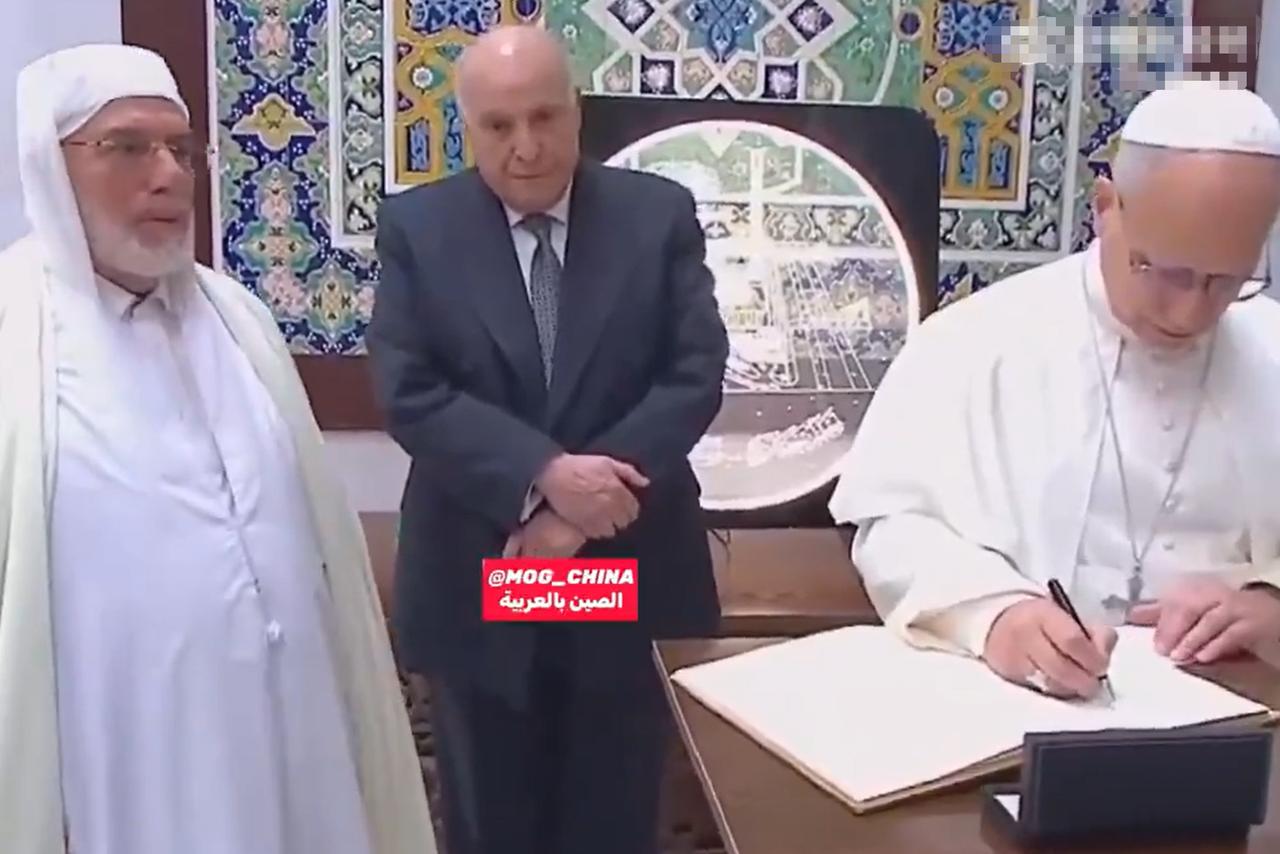 这才是世界该有的样子。

教皇在阿尔及利亚清真寺签下了黄金登记册，同时写下了和平