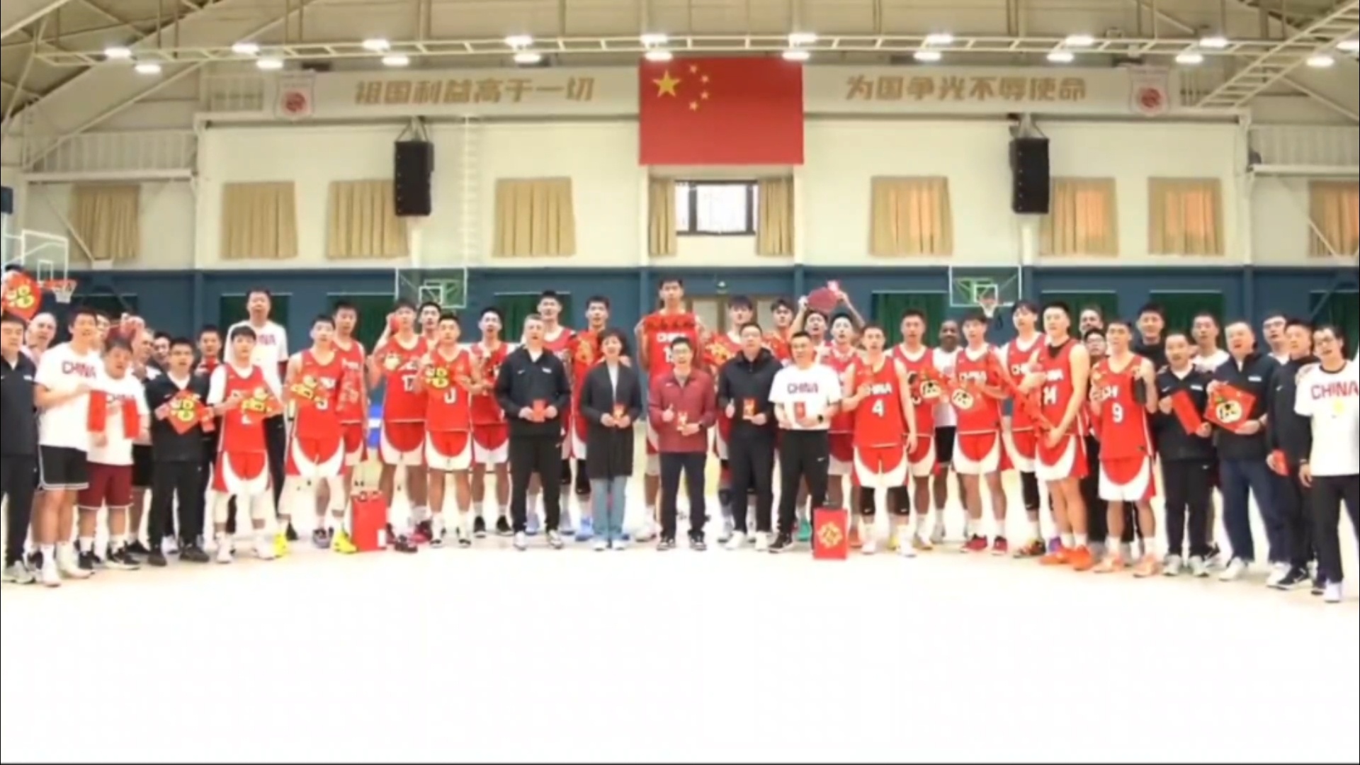 好久不见，集训中的中国男篮给球迷们送上新年祝福，球队官方将会在明天公布最终大名单