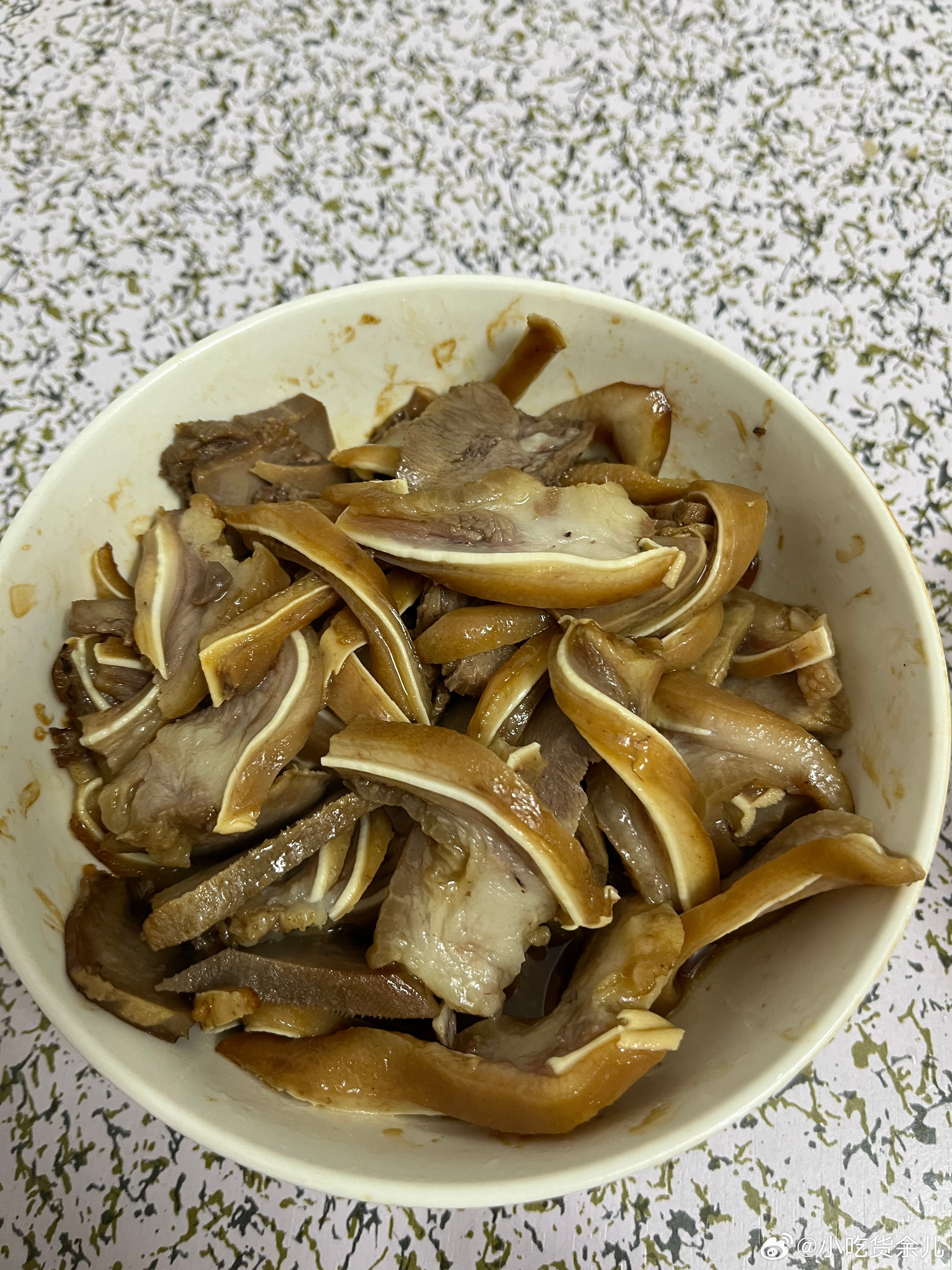 婆婆卤的猪耳朵，我都不吃这些东西，但是给了不吃也要吃，味道还可以，一人吃了两个粿