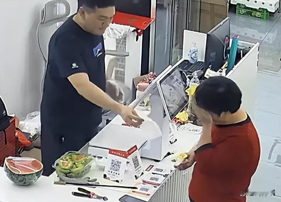 浙江一阿姨进店询问老板可否只买一小块榴莲：自己爱吃榴莲，儿子生前常给她买，儿子走