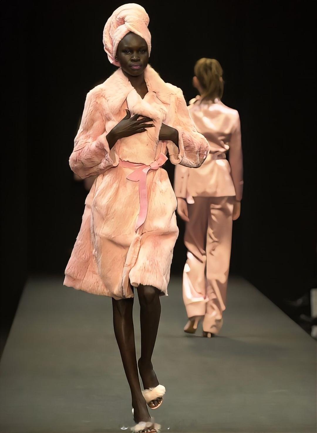 Moschino FW2001 | 打工人的睡衣派对 