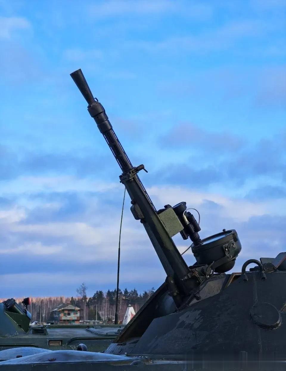 俄军BTR-80装甲运兵车进行的小改造，
外接热成像设备，提升夜间作战能力。 再
