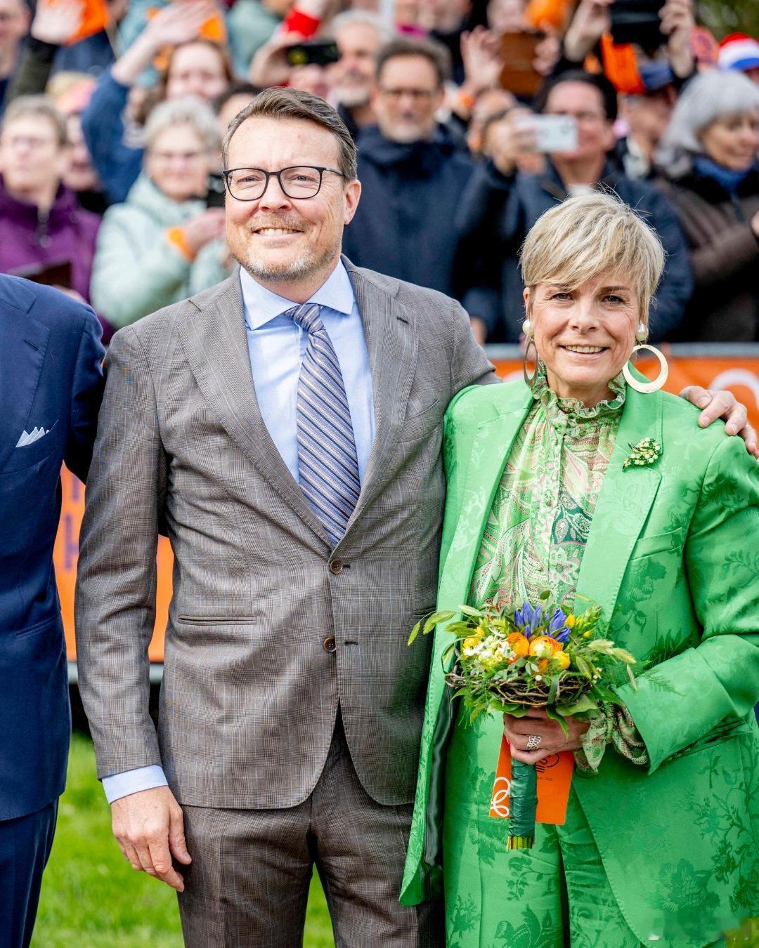 荷兰王室 🇳🇱4月27日，国王一家和表弟表弟媳在荷兰北部弗里斯兰省的多克姆庆
